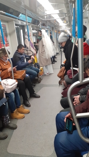 Невеста в московском метро. Картины дня - фото 6