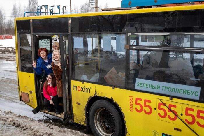 Зеленый троллейбус. В Рыбинске вторсырье принимали прямо в городском транспорте - фото 1